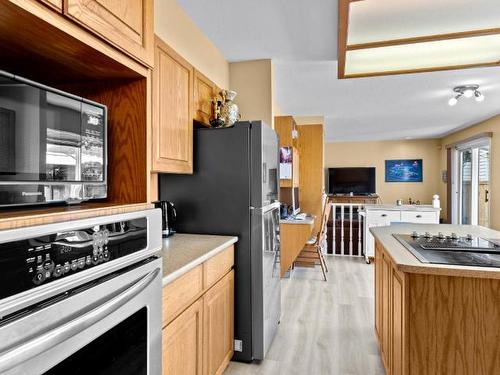 876 Nicolani Drive, Kamloops, BC - Indoor Photo Showing Kitchen