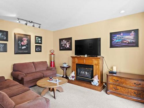 876 Nicolani Drive, Kamloops, BC - Indoor Photo Showing Living Room With Fireplace