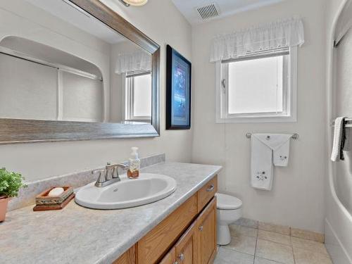 876 Nicolani Drive, Kamloops, BC - Indoor Photo Showing Bathroom