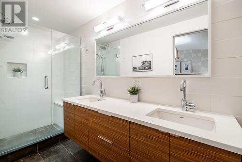 3260 Robinson Road, North Vancouver, BC - Indoor Photo Showing Bathroom