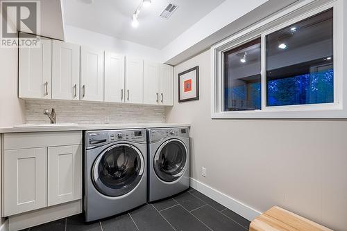 3260 Robinson Road, North Vancouver, BC - Indoor Photo Showing Laundry Room