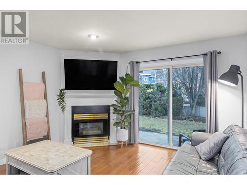 545 Glenmeadows Road Unit# 16, Kelowna, BC - Indoor Photo Showing Living Room With Fireplace