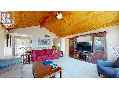5803 Atkinson Crescent, Peachland, BC - Indoor Photo Showing Living Room