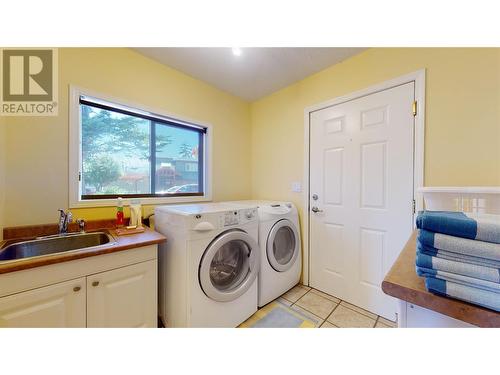 5803 Atkinson Crescent, Peachland, BC - Indoor Photo Showing Laundry Room