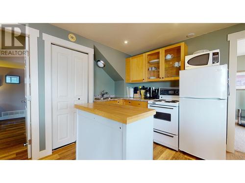 5803 Atkinson Crescent, Peachland, BC - Indoor Photo Showing Kitchen