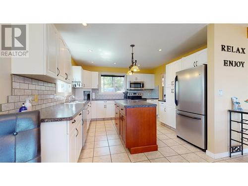 5803 Atkinson Crescent, Peachland, BC - Indoor Photo Showing Kitchen