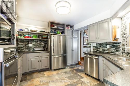 627 Bayshore Boulevard, Burlington, ON - Indoor Photo Showing Kitchen With Double Sink