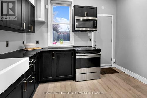 660 Dundas Street W, Toronto, ON - Indoor Photo Showing Kitchen