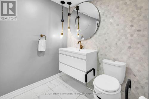 660 Dundas Street W, Toronto, ON - Indoor Photo Showing Bathroom