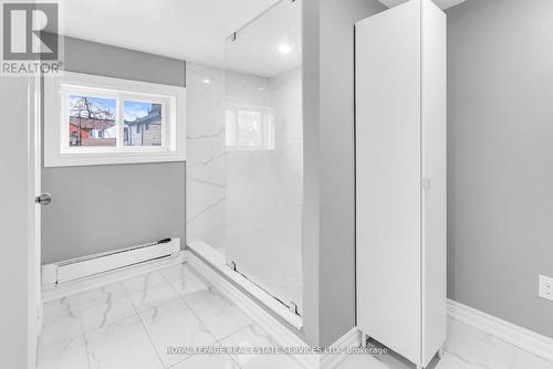 660 Dundas Street W, Toronto, ON - Indoor Photo Showing Bathroom