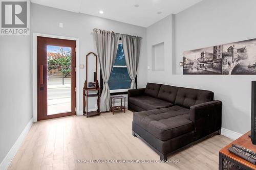 660 Dundas Street W, Toronto, ON - Indoor Photo Showing Living Room