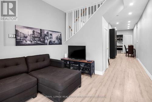 660 Dundas Street W, Toronto, ON - Indoor Photo Showing Other Room