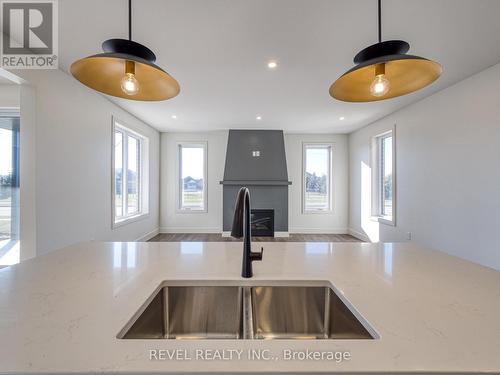 75 Trailview Dr, Tillsonburg, ON - Indoor Photo Showing Kitchen With Double Sink