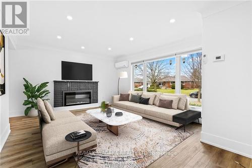 14 Glencairn Dr, St. Catharines, ON - Indoor Photo Showing Living Room With Fireplace