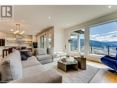 7155 Apex Drive, Vernon, BC - Indoor Photo Showing Living Room