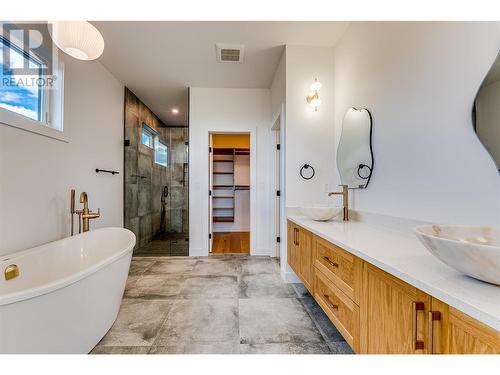 7155 Apex Drive, Vernon, BC - Indoor Photo Showing Bathroom