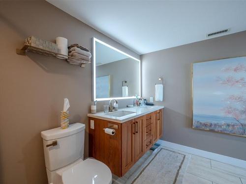 602-86 Lakeshore Drive, Penticton, BC - Indoor Photo Showing Bathroom