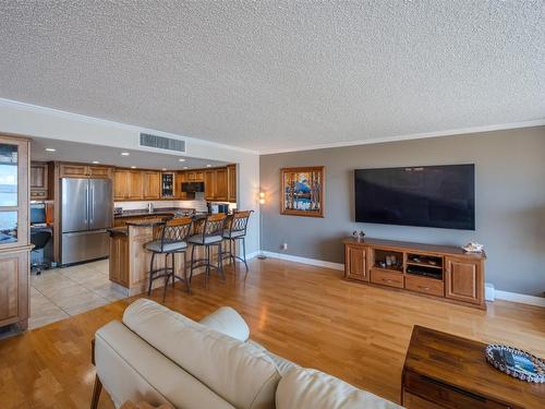 602-86 Lakeshore Drive, Penticton, BC - Indoor Photo Showing Living Room