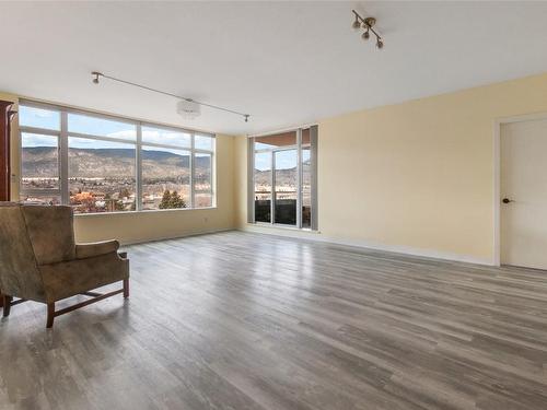 707-160 Lakeshore Drive, Penticton, BC - Indoor Photo Showing Living Room