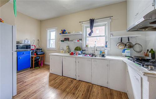 47 North Street, St. Catharines, ON - Indoor Photo Showing Kitchen