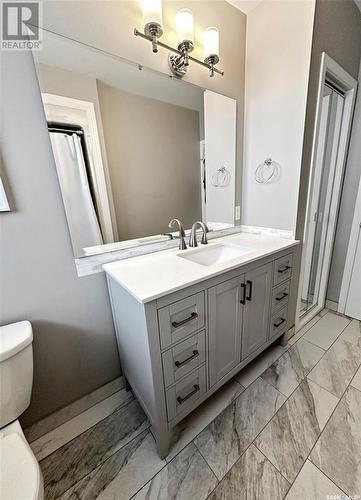 582 5Th Avenue Nw, Swift Current, SK - Indoor Photo Showing Bathroom