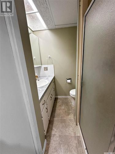 582 5Th Avenue Nw, Swift Current, SK - Indoor Photo Showing Bathroom