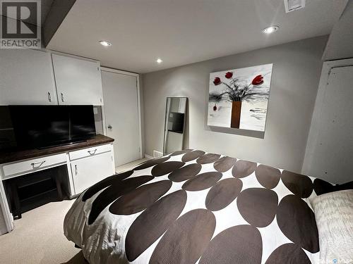 582 5Th Avenue Nw, Swift Current, SK - Indoor Photo Showing Bedroom
