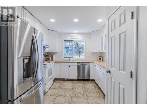 4715 Parker Court, 108 Mile Ranch, BC - Indoor Photo Showing Kitchen With Double Sink