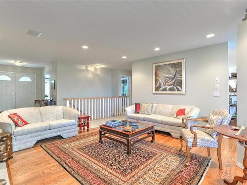 3547 Royal Gala Drive, West Kelowna, BC - Indoor Photo Showing Living Room