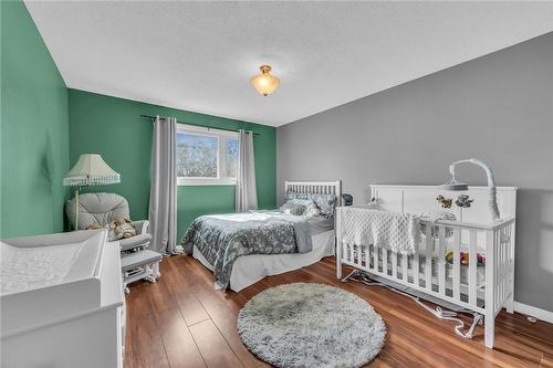 Bedroom - 90 Strada Boulevard, St. Catharines, ON - Indoor Photo Showing Bedroom