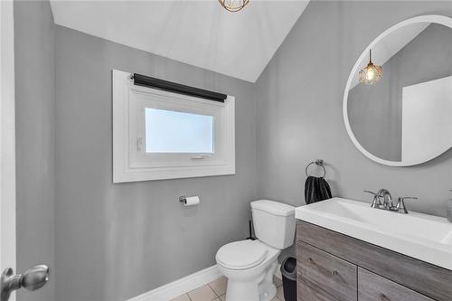 Powder room - 90 Strada Boulevard, St. Catharines, ON - Indoor Photo Showing Bathroom