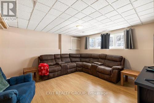 160 Shannonville Rd, Tyendinaga, ON - Indoor Photo Showing Living Room