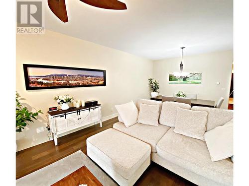 4350 Ponderosa Drive Unit# 220, Peachland, BC - Indoor Photo Showing Living Room