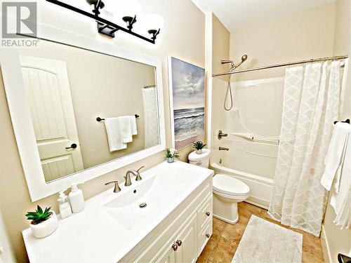 4350 Ponderosa Drive Unit# 220, Peachland, BC - Indoor Photo Showing Bathroom