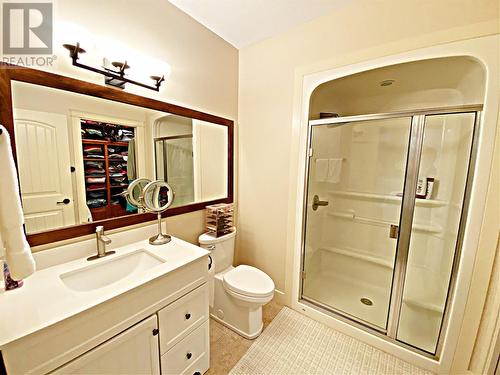 4350 Ponderosa Drive Unit# 220, Peachland, BC - Indoor Photo Showing Bathroom