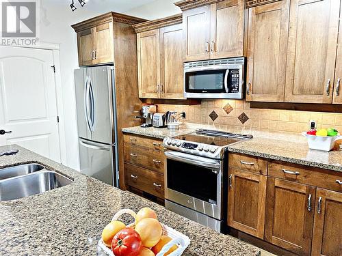 4350 Ponderosa Drive Unit# 220, Peachland, BC - Indoor Photo Showing Kitchen With Double Sink