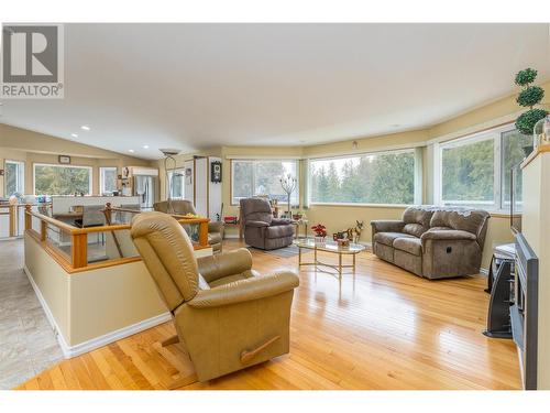 6221 37 Street Ne, Salmon Arm, BC - Indoor Photo Showing Living Room