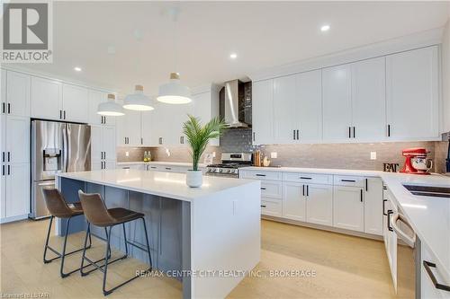 102 Harvest Lane, Dutton/Dunwich, ON - Indoor Photo Showing Kitchen With Upgraded Kitchen