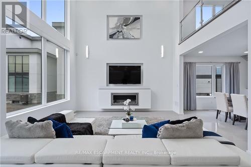 32 Sunrow Gate, Hamilton, ON - Indoor Photo Showing Living Room