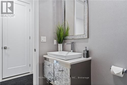 32 Sunrow Gate, Hamilton, ON - Indoor Photo Showing Bathroom
