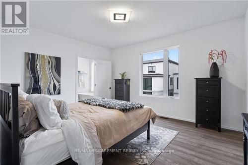 32 Sunrow Gate, Hamilton, ON - Indoor Photo Showing Bedroom