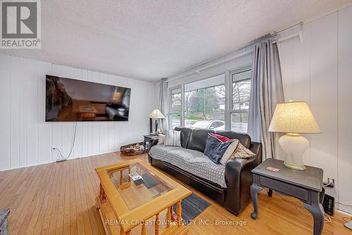 270 High St, Georgian Bay, ON - Indoor Photo Showing Living Room
