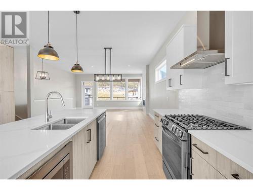 2547 Pinnacle Ridge Drive, West Kelowna, BC - Indoor Photo Showing Kitchen With Double Sink With Upgraded Kitchen