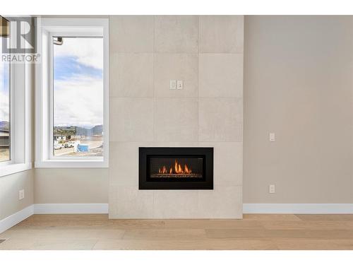 2547 Pinnacle Ridge Drive, West Kelowna, BC - Indoor Photo Showing Living Room With Fireplace