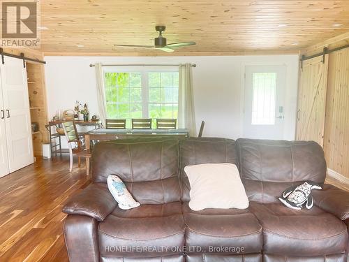 4055 Glen Cedar Dr E, Ramara, ON - Indoor Photo Showing Living Room