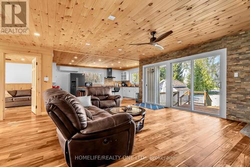 4055 Glen Cedar Drive E, Ramara, ON - Indoor Photo Showing Living Room