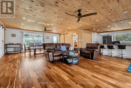 4055 Glen Cedar Drive E, Ramara, ON - Indoor Photo Showing Living Room