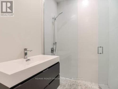 290 North Shore Boulevard E, Burlington, ON - Indoor Photo Showing Bathroom