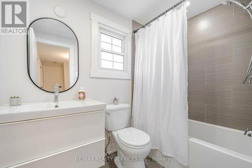 21 Courtleigh Sq, Brampton, ON - Indoor Photo Showing Bathroom