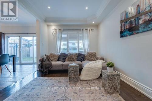 3277 Paul Henderson Drive, Mississauga, ON - Indoor Photo Showing Living Room